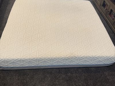 Like New tempurpedic Cloud Luxe Breeze KING Mattress