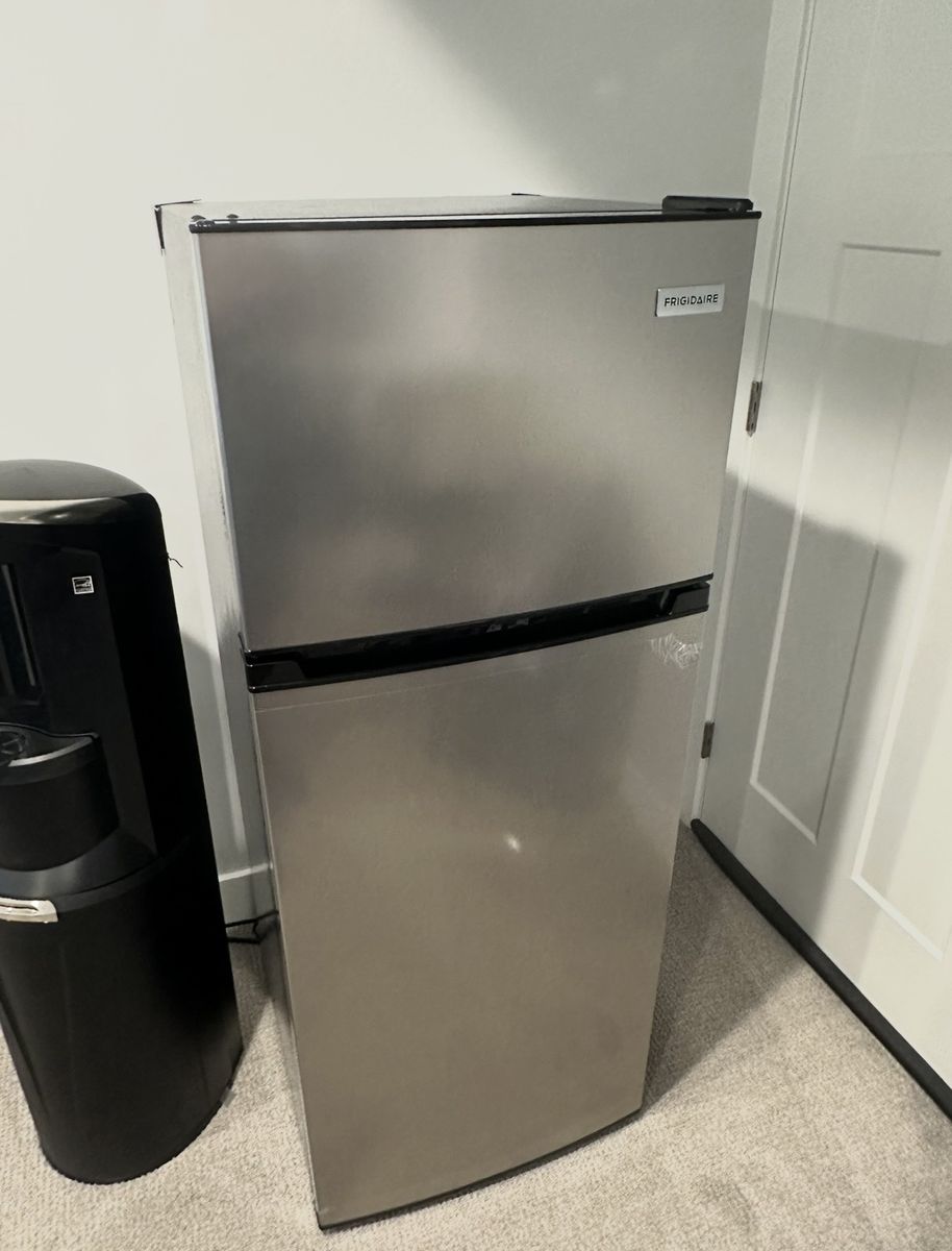 Frigidaire 7.5 CU ft refrigerator