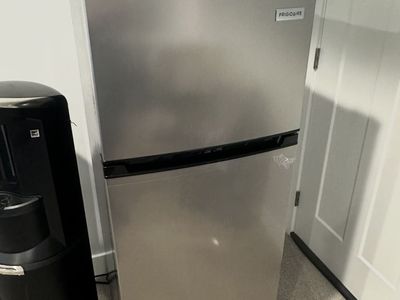 Frigidaire 7.5 CU ft refrigerator