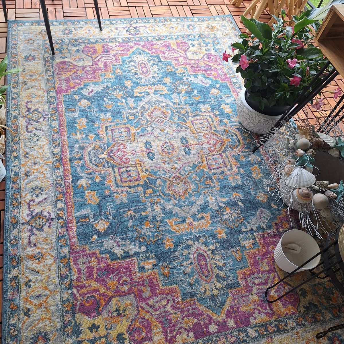 LIKE NEW Indoor/Outdoor Rug  BOHO CHIC