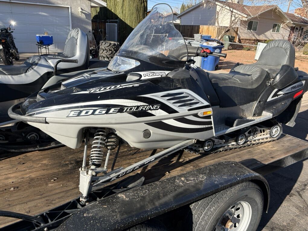 2004 Polaris Edge Touring 600cc Snowmobile