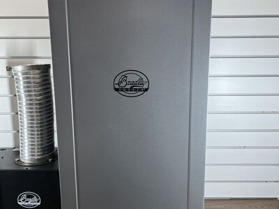 BRADLEY 31" VERTICAL 4-RACK DIGITAL ELECTRIC SMOKER #WCP035568