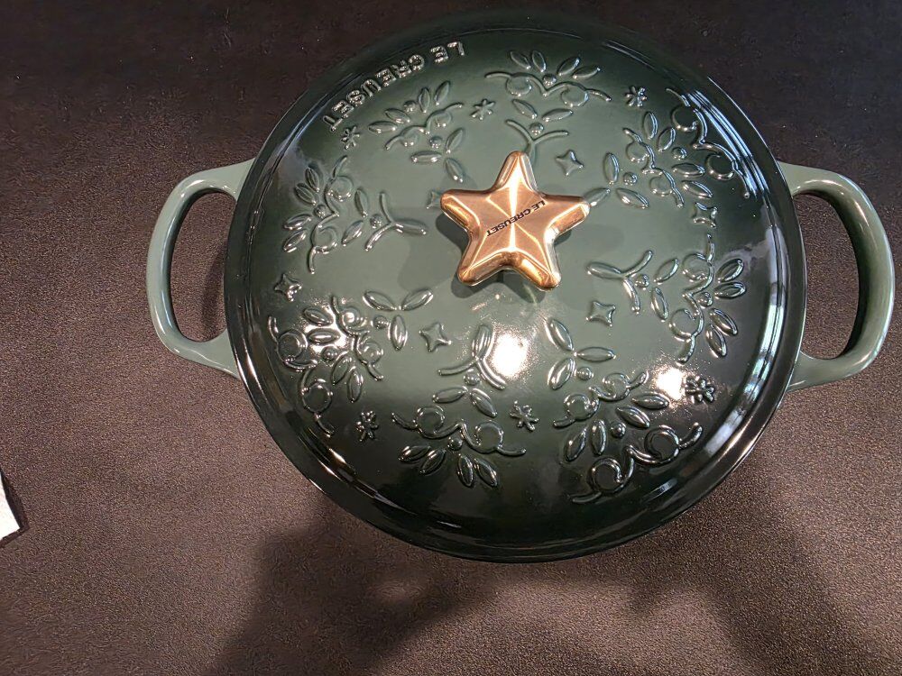 Le Creuset Christmas round dutch oven