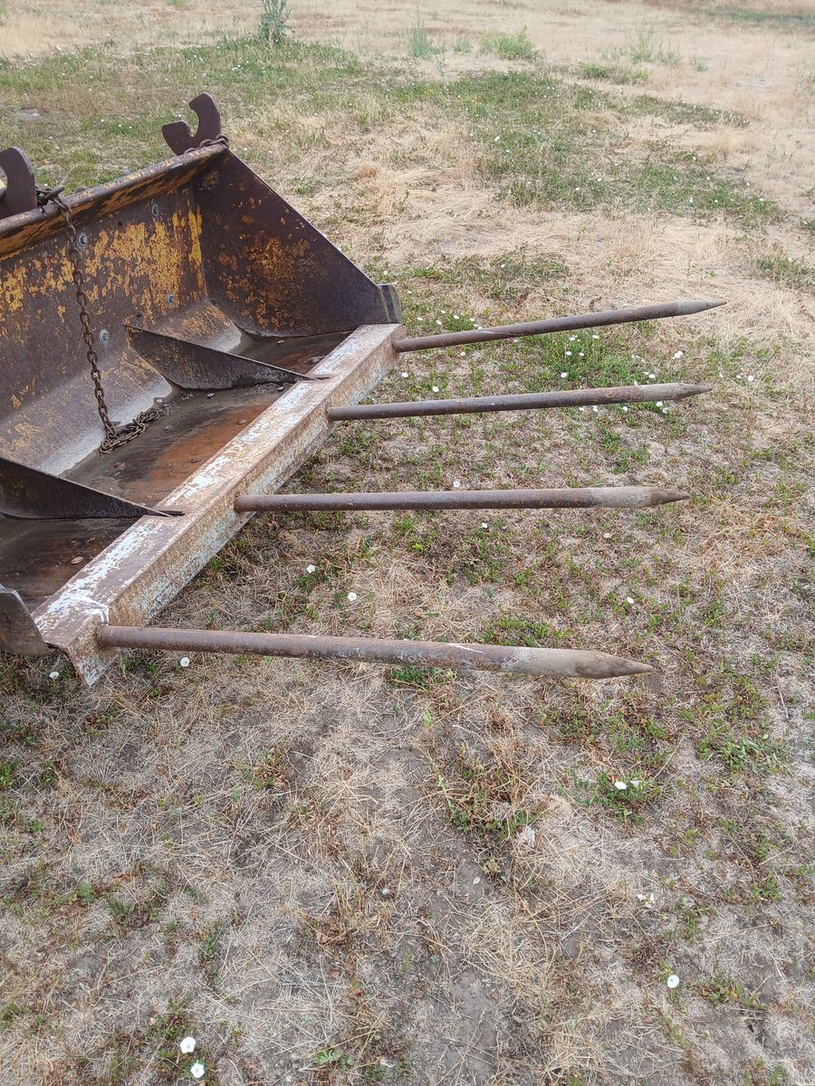 Tractor bucket mounted BALE SPEAR