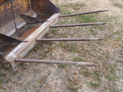 Tractor bucket mounted BALE SPEAR