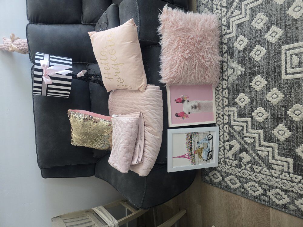 Full size comforter and 2 pillow shams and accents