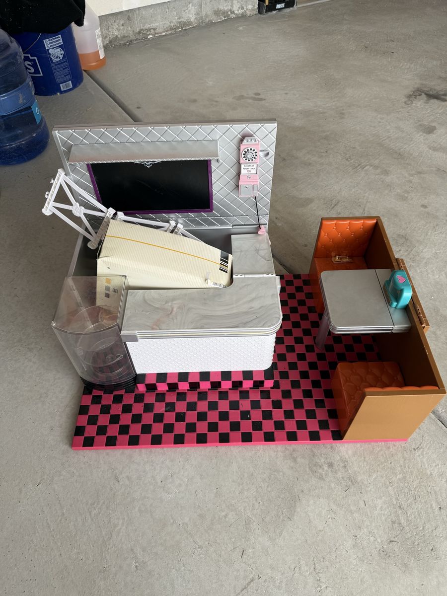 L.O.L. Surprise! Jukebox Diner Playset with Jukebox and Booth Seating