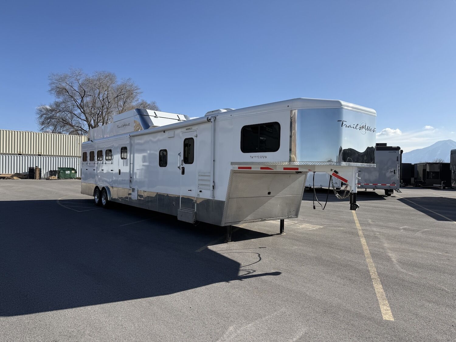 2019 Used USED Classic 11x15 LQ Slide Out 4-Horse