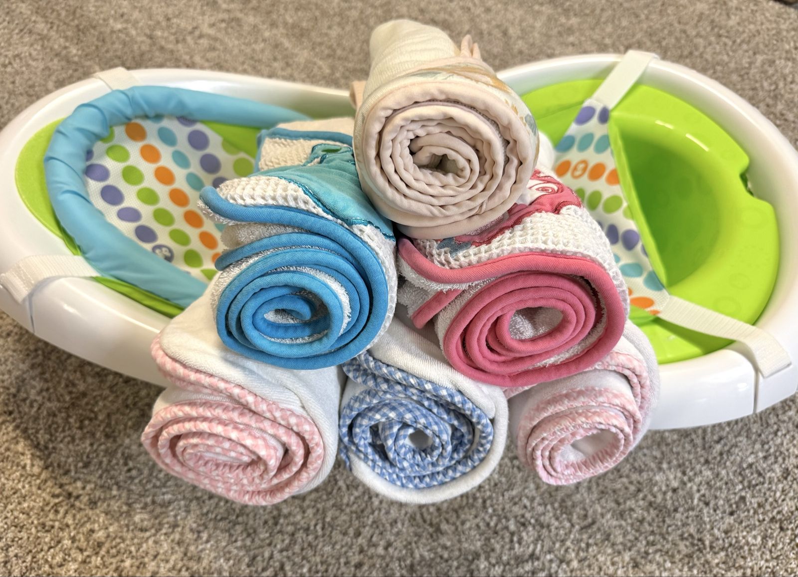 6 Baby Bath Towels + Fisher Price 4-in-1 Baby-to-Toddler Bathtub