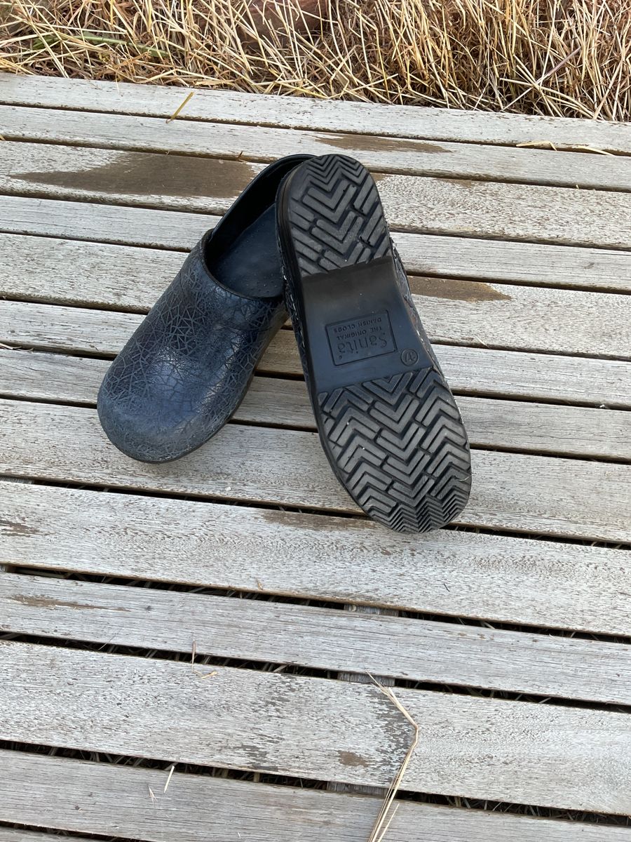 black triangle pattern clogs