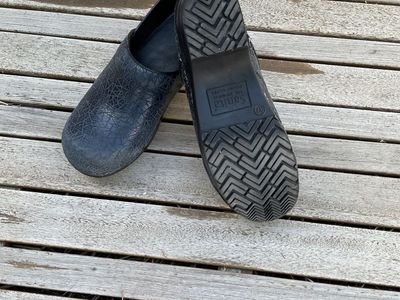 black triangle pattern clogs