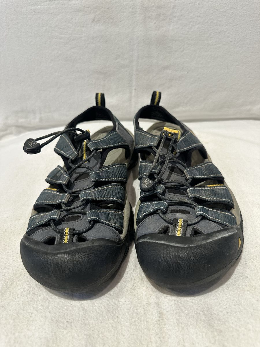 Keen men’s size 8, navy blue waterproof, hiking sandals
