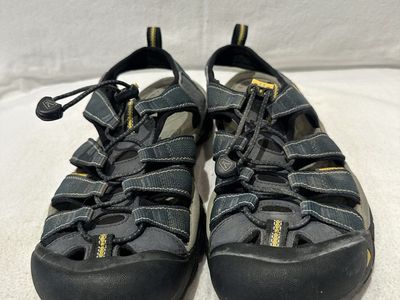 Keen men’s size 8, navy blue waterproof, hiking sandals