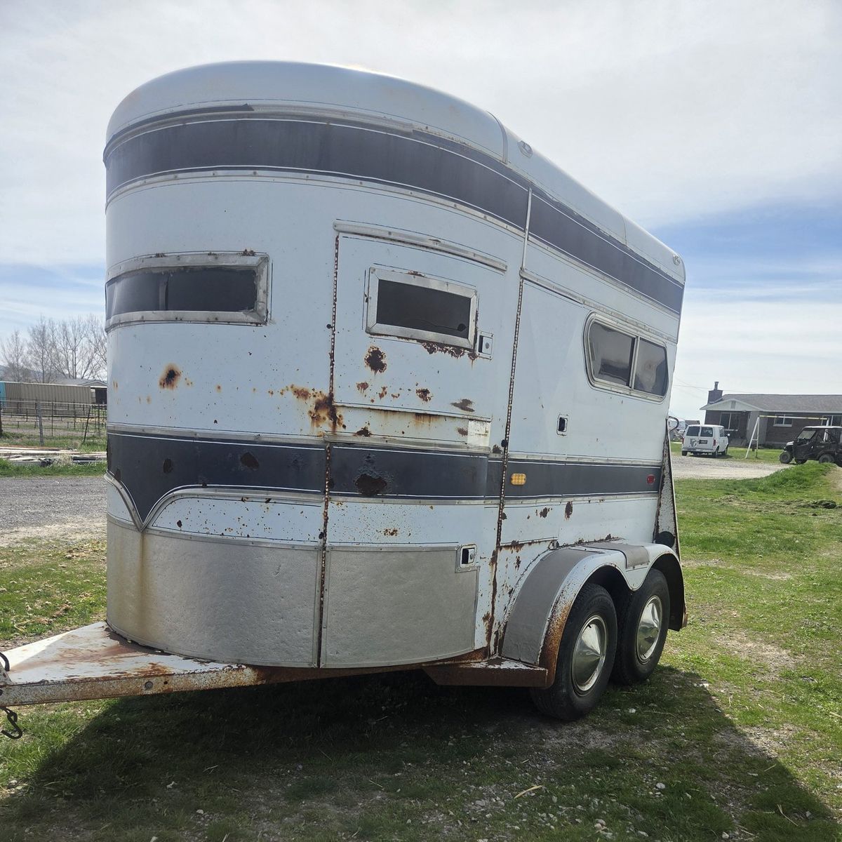 1985 2 place horse trailer