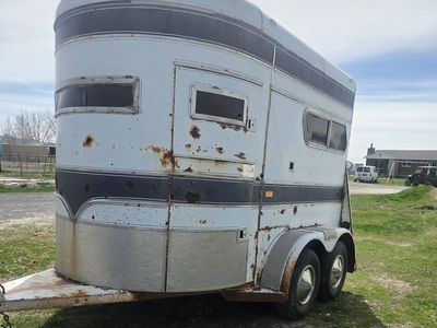 1985 2 place horse trailer
