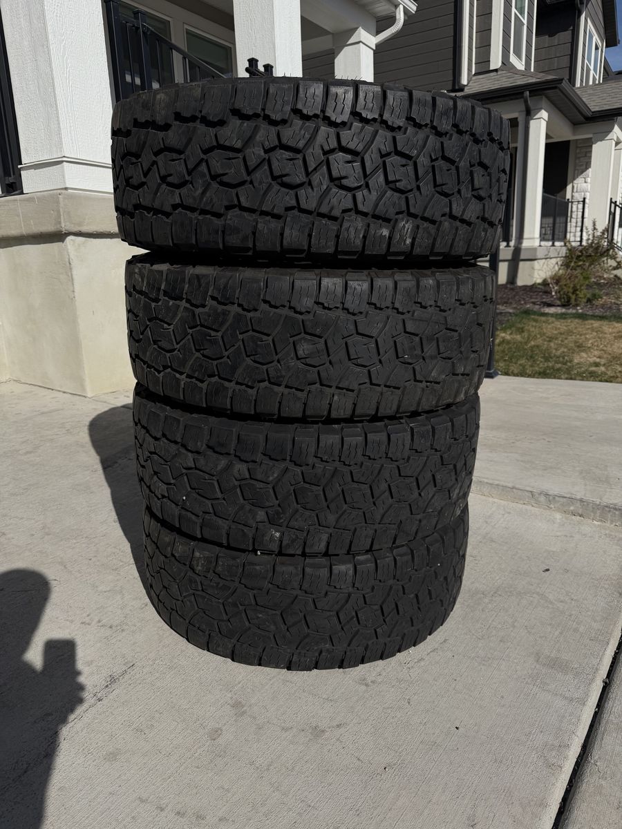 35/12.50R17 Toyo AT3 Load E like new