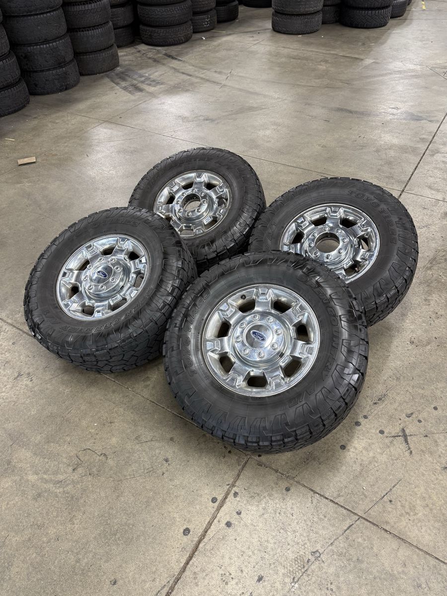 2015 ford f350 OEM 18in wheels/ 295/70/18 Toyo at3