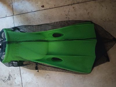 Green Swim Fins in Mesh Bag - Size Medium - Ideal for Swimming & Snorkeling