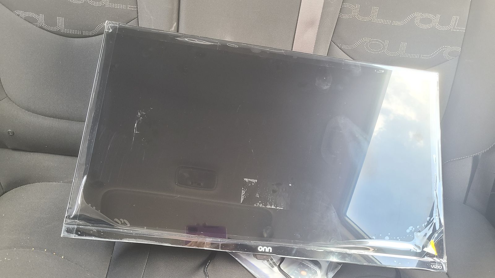 Band new onn smart tv 32inch