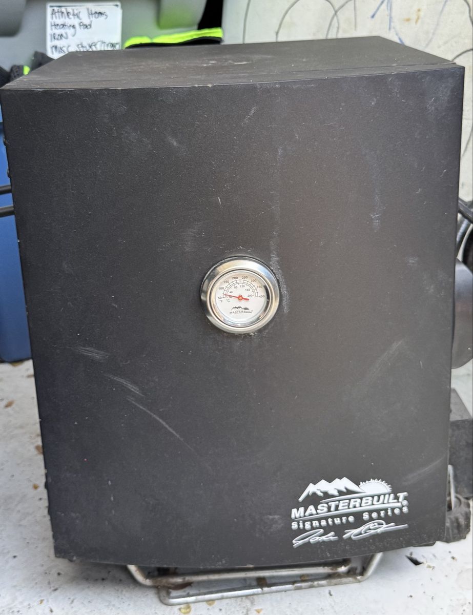 Masterbuilt Signature Series Smoker with Built-in Thermometer