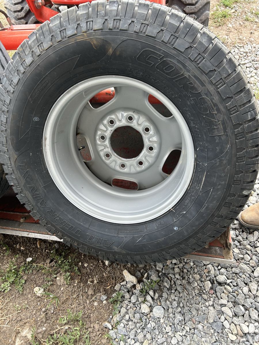 285/70R17 Corsa tire