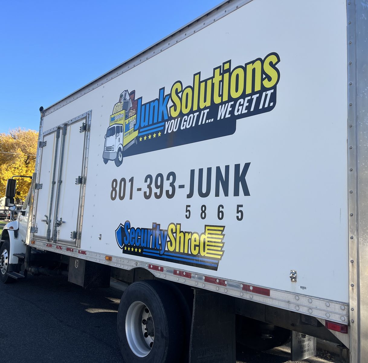 Box truck with moving floor