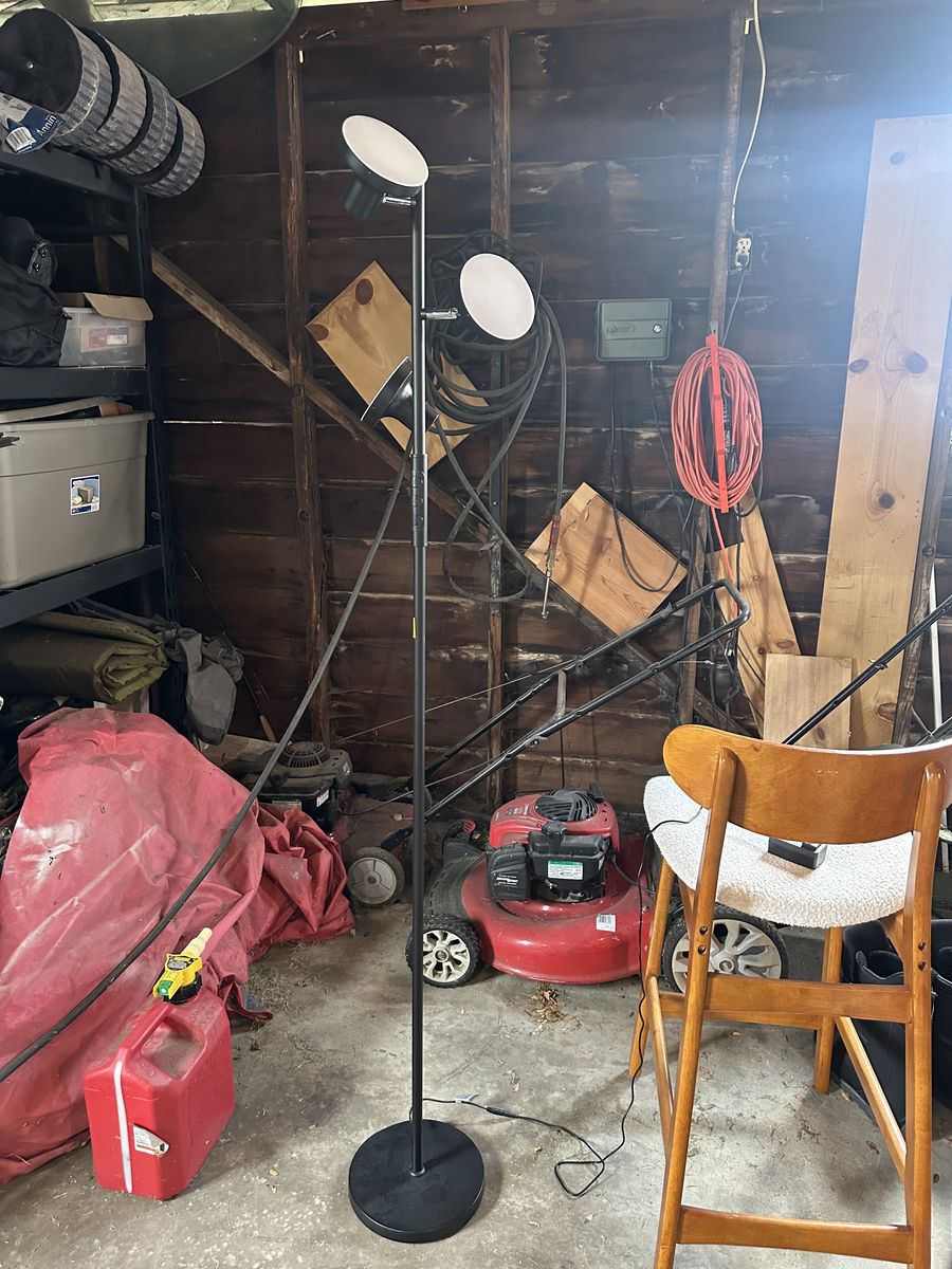 Lamp, 3 adjustable LED lights.