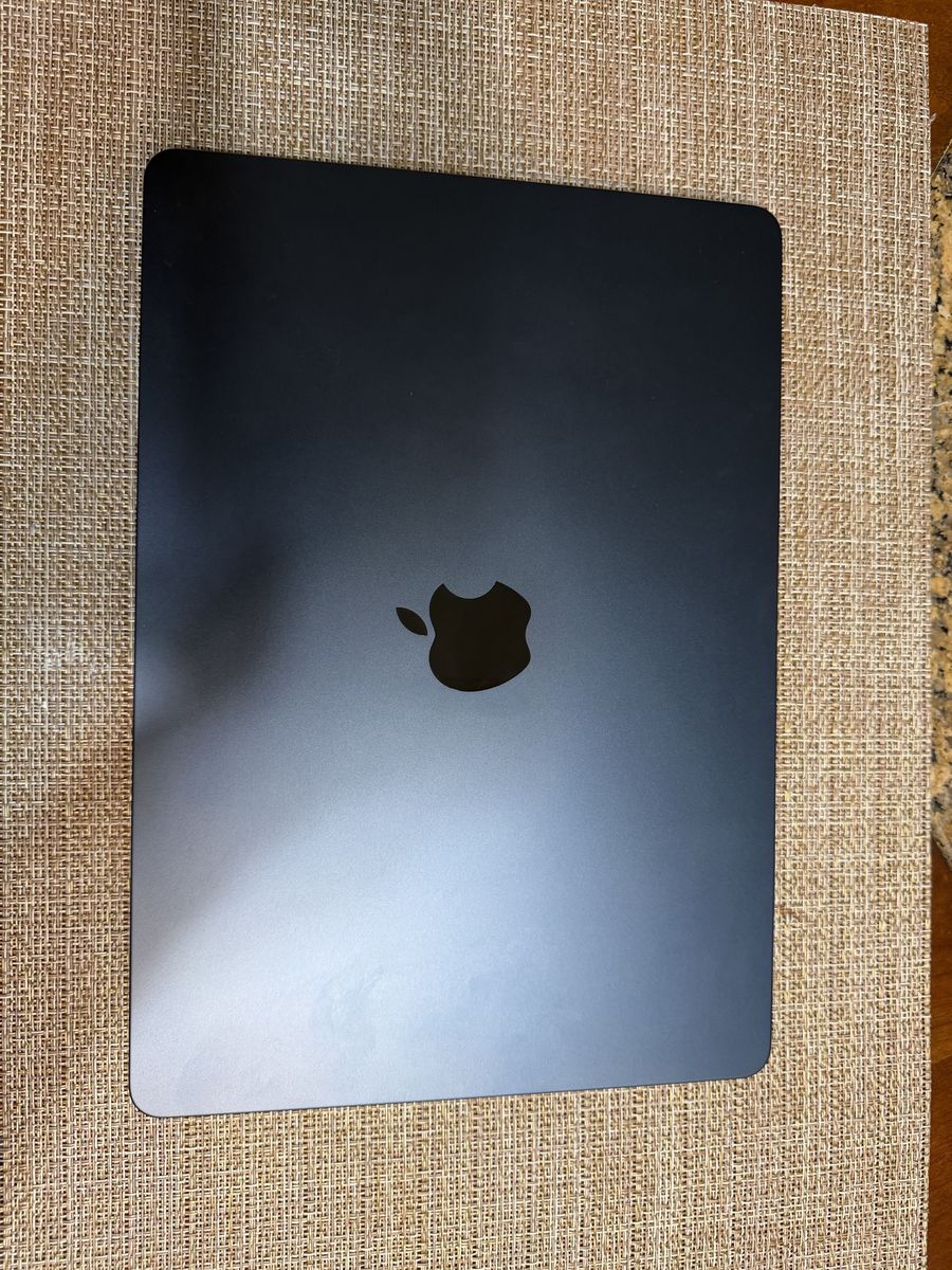 Apple Macbook Air with M2 (8GB)