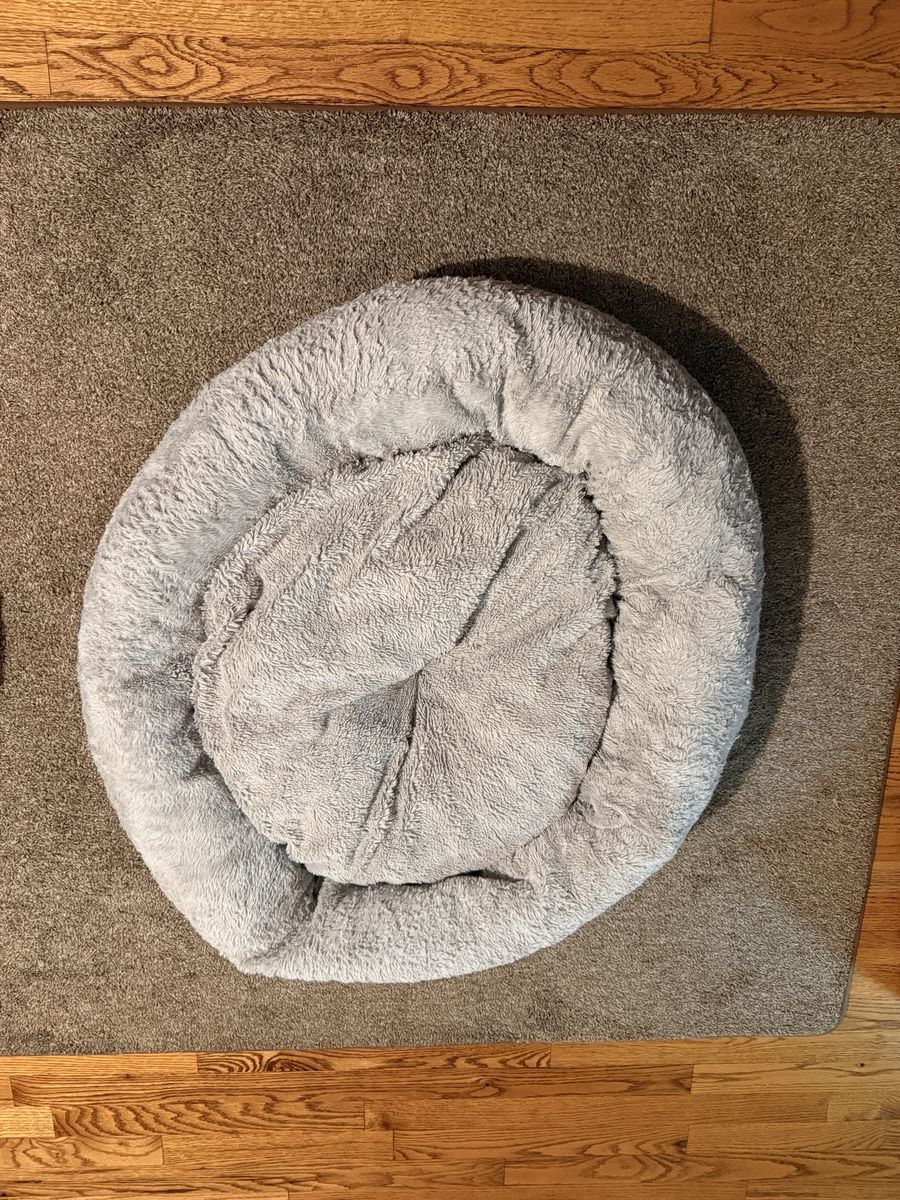 Cozy Gray Plush Round Pet Bed - Soft & Comfortable for Cats & Dogs 31in diameter.