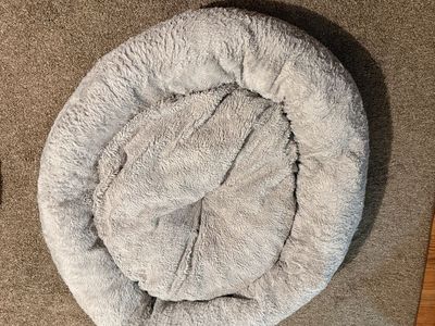 Cozy Gray Plush Round Pet Bed - Soft & Comfortable for Cats & Dogs 31in diameter.
