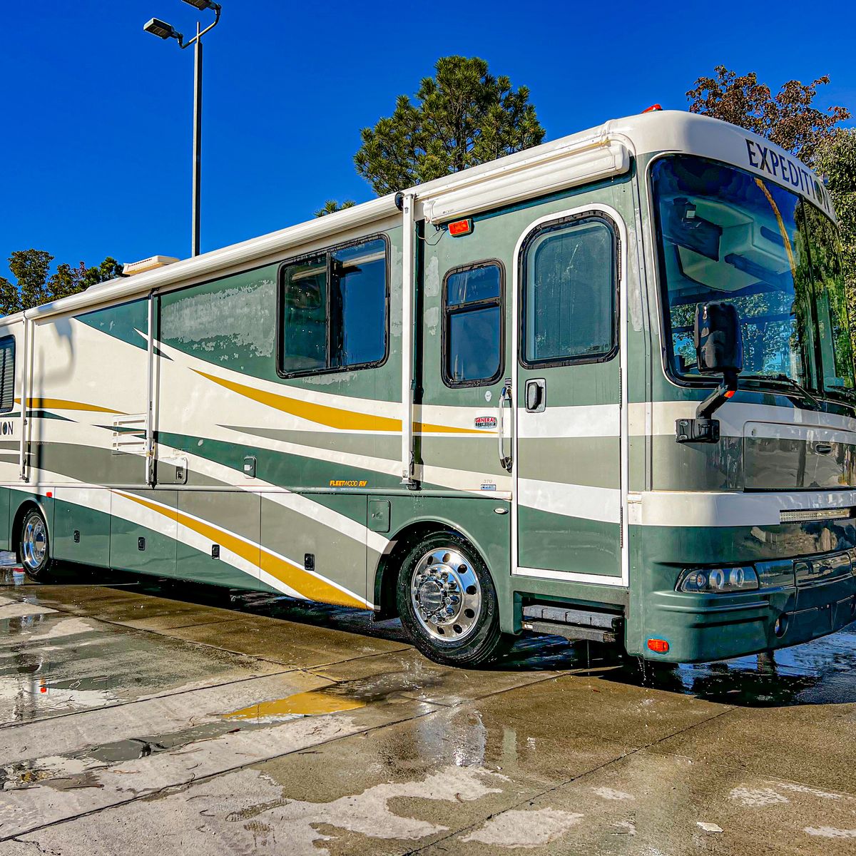 2003 Fleetwood Expedition Diesel Pusher