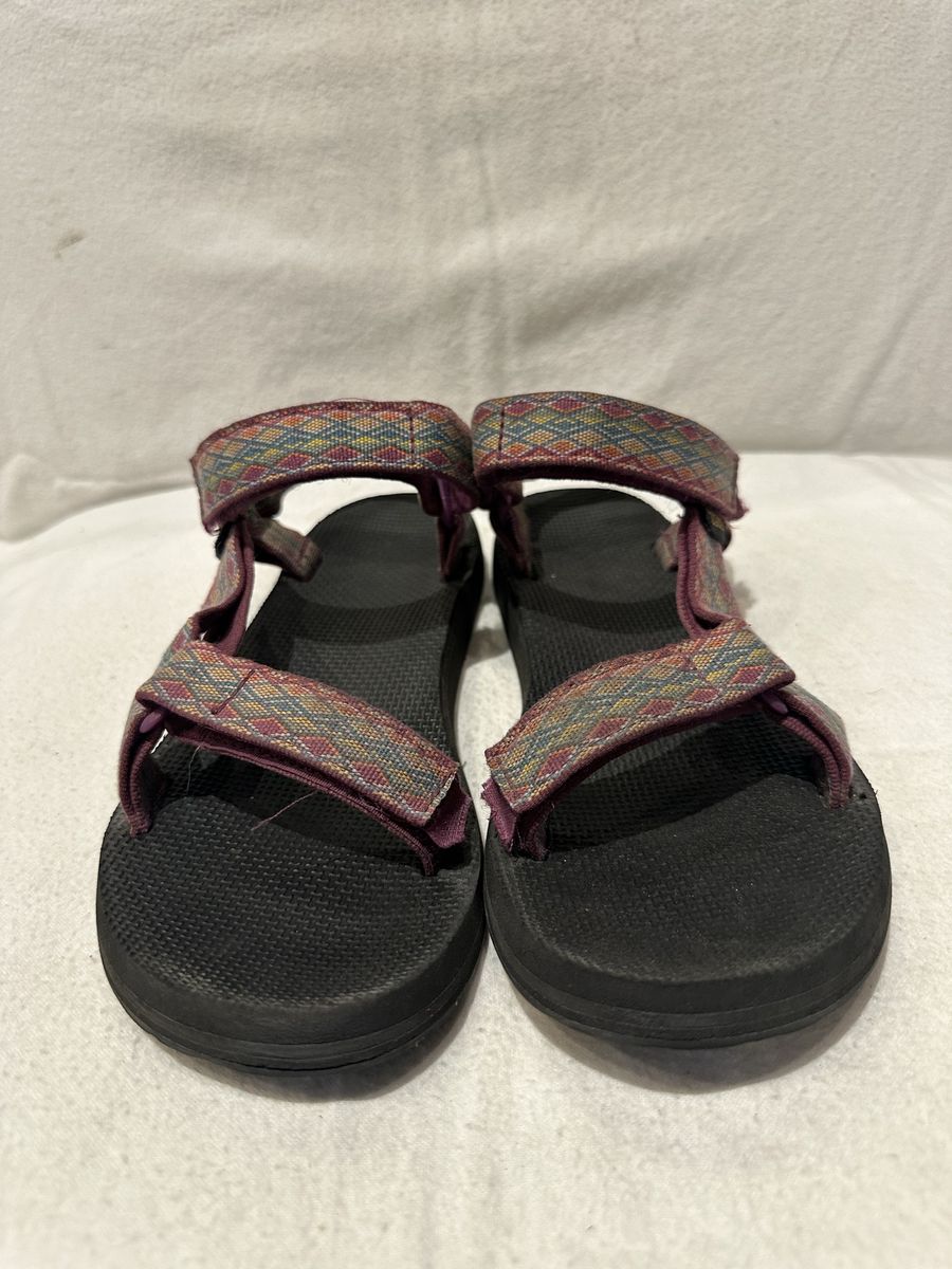 Teva women’s size 8, colorful triangle pattern, beach sandals