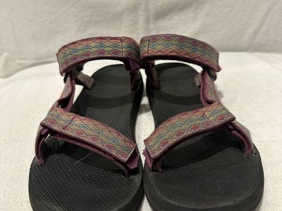 Teva women’s size 8, colorful triangle pattern, beach sandals