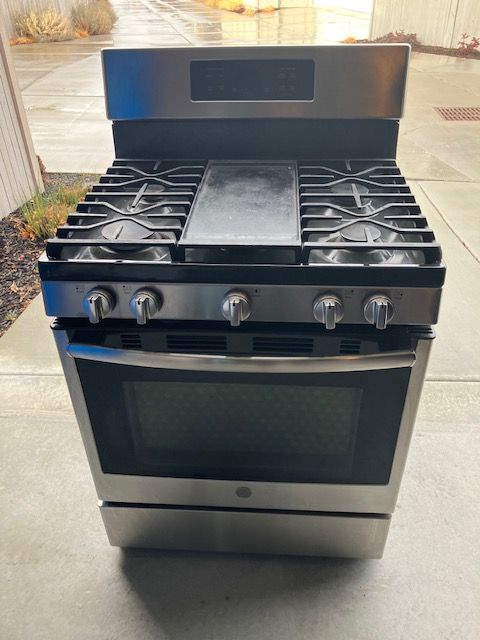 GE 30-in 5 burners 5-cu ft Freestanding Natural Gas Range ( Stainless steel )