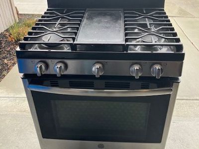 GE 30-in 5 burners 5-cu ft Freestanding Natural Gas Range ( Stainless steel )