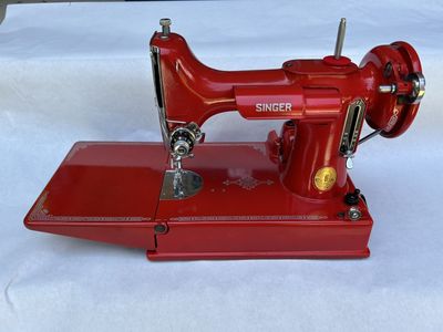 SINGER Featherweight 221 Sewing Machine (Racing Red)