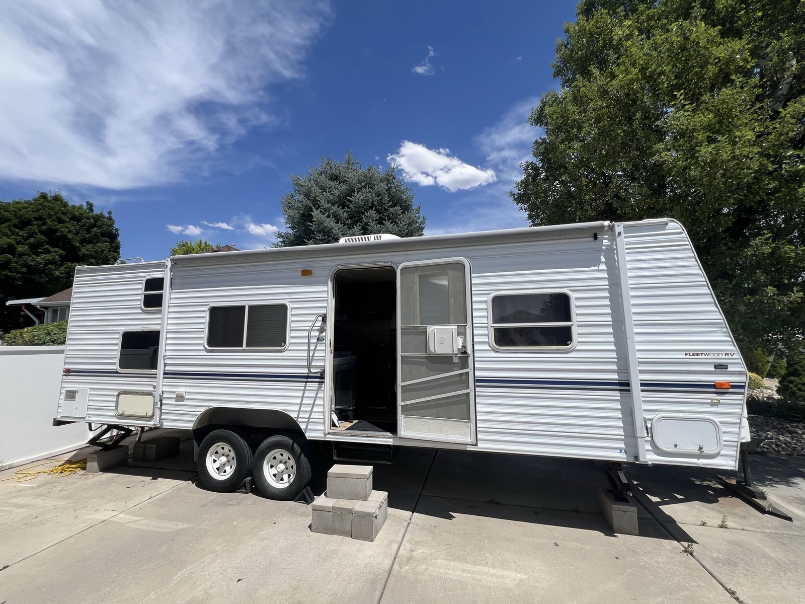 2001 Fleetwood Northwest Edition 27’ Travel Trailer 