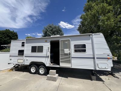 2001 Fleetwood Northwest Edition 27’ Travel Trailer