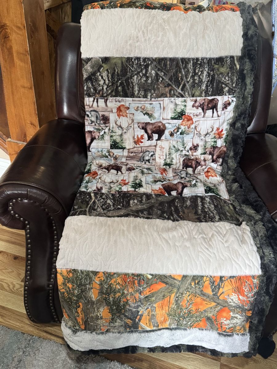 Minky Camouflage Hunting Throw Blanket w/ Wildlife Panel & Minky