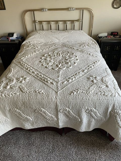 MINT Imported Whole-Cloth Trapunto 100% Cotton Cream Luxury Queen Quilt - $450 OBO