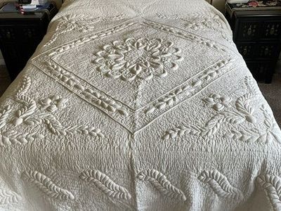MINT Imported Whole-Cloth Trapunto 100% Cotton Cream Luxury Queen Quilt - $450 OBO