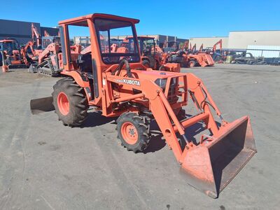 2001 KUBOTA B2710HSD TRACTOR