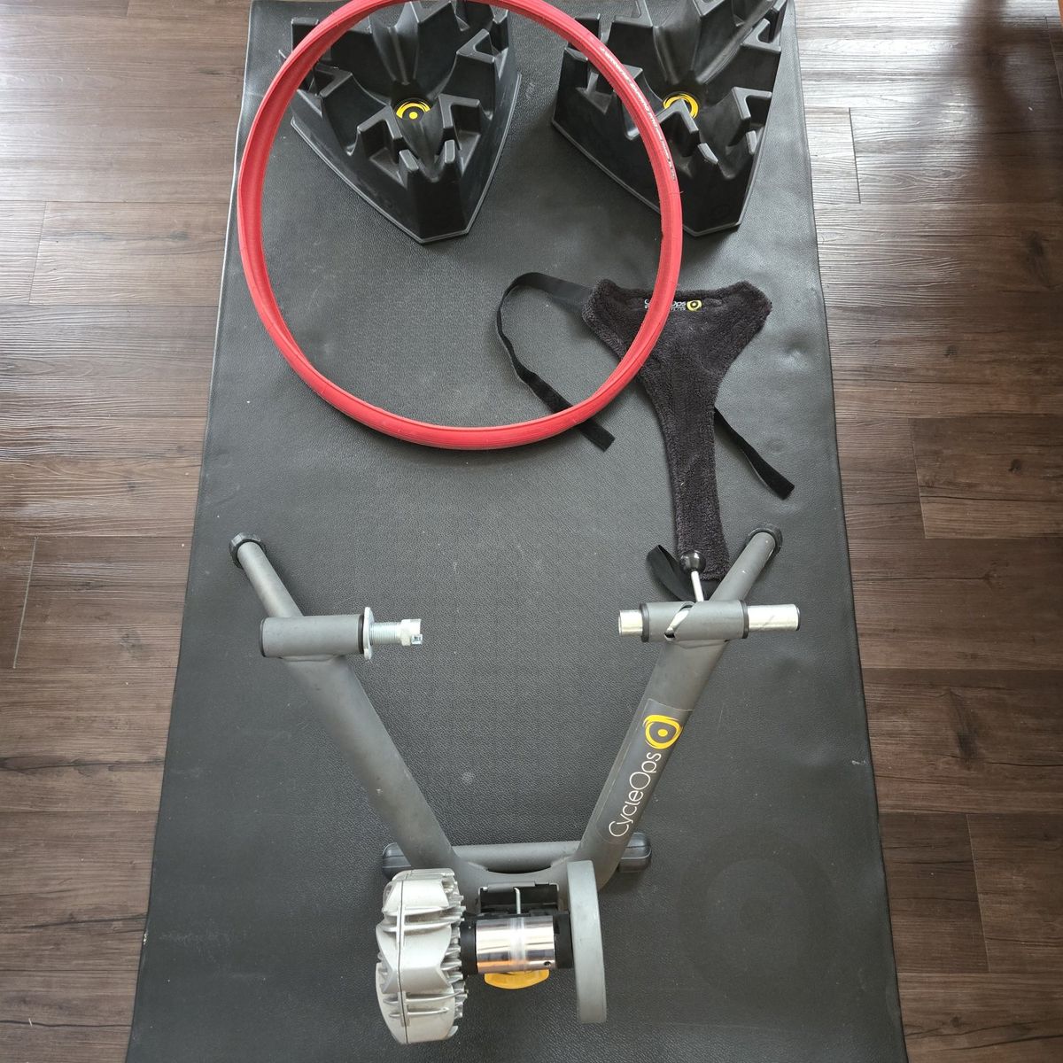 CycleOps Fluid 2 indoor trainer + accessories