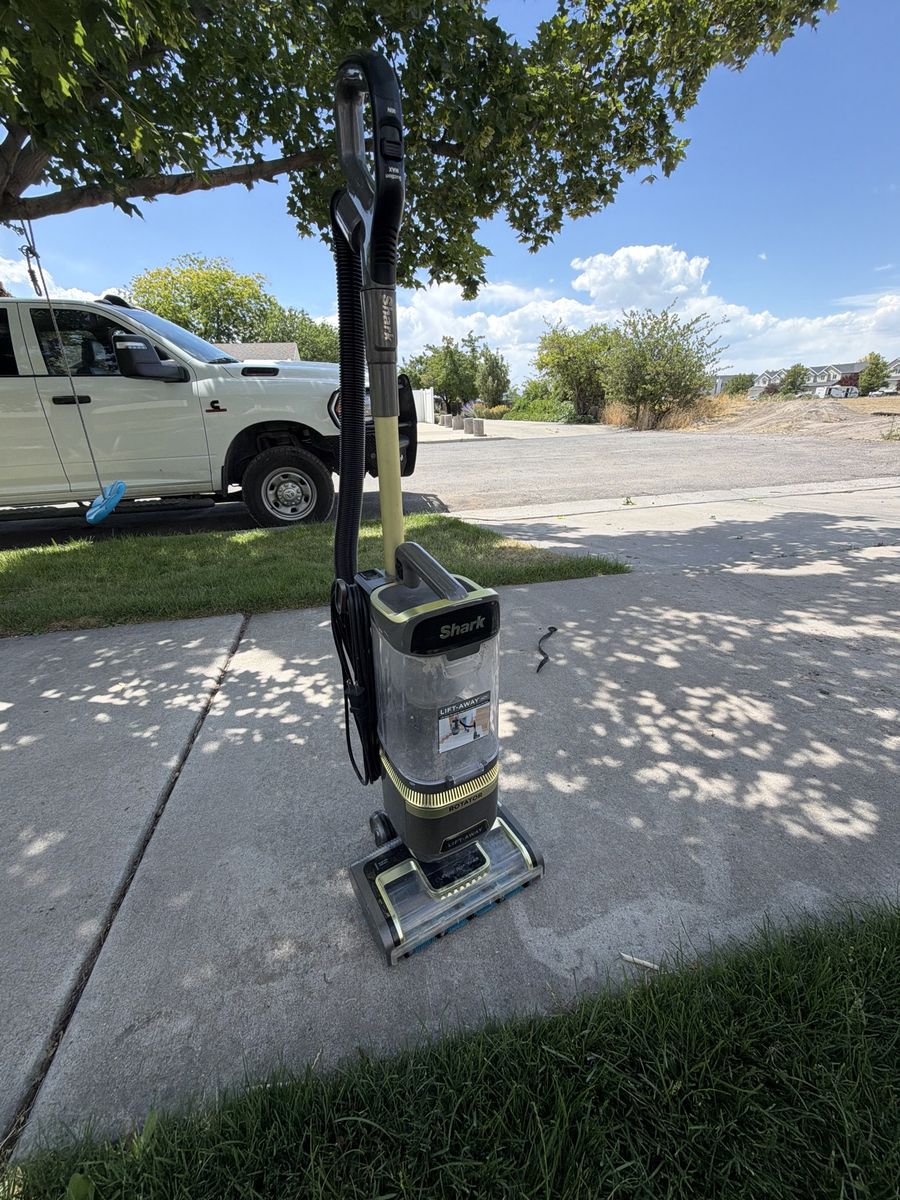Shark Rotator Lift-Away Upright Vacuum - Powerful Suction, Versatile Cleaning