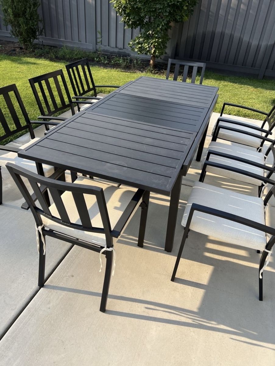 Extendable metal outdoor table with 8 chairs