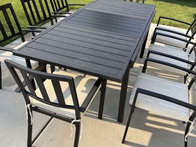 Extendable metal outdoor table with 8 chairs