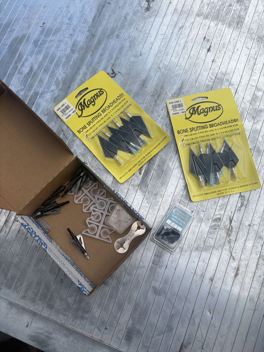 Magnus Bone Splitting Broadheads - 125 Grain 2-Blade, New & Used Archery Equipment lot