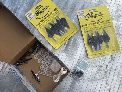 Magnus Bone Splitting Broadheads - 125 Grain 2-Blade, New & Used Archery Equipment lot