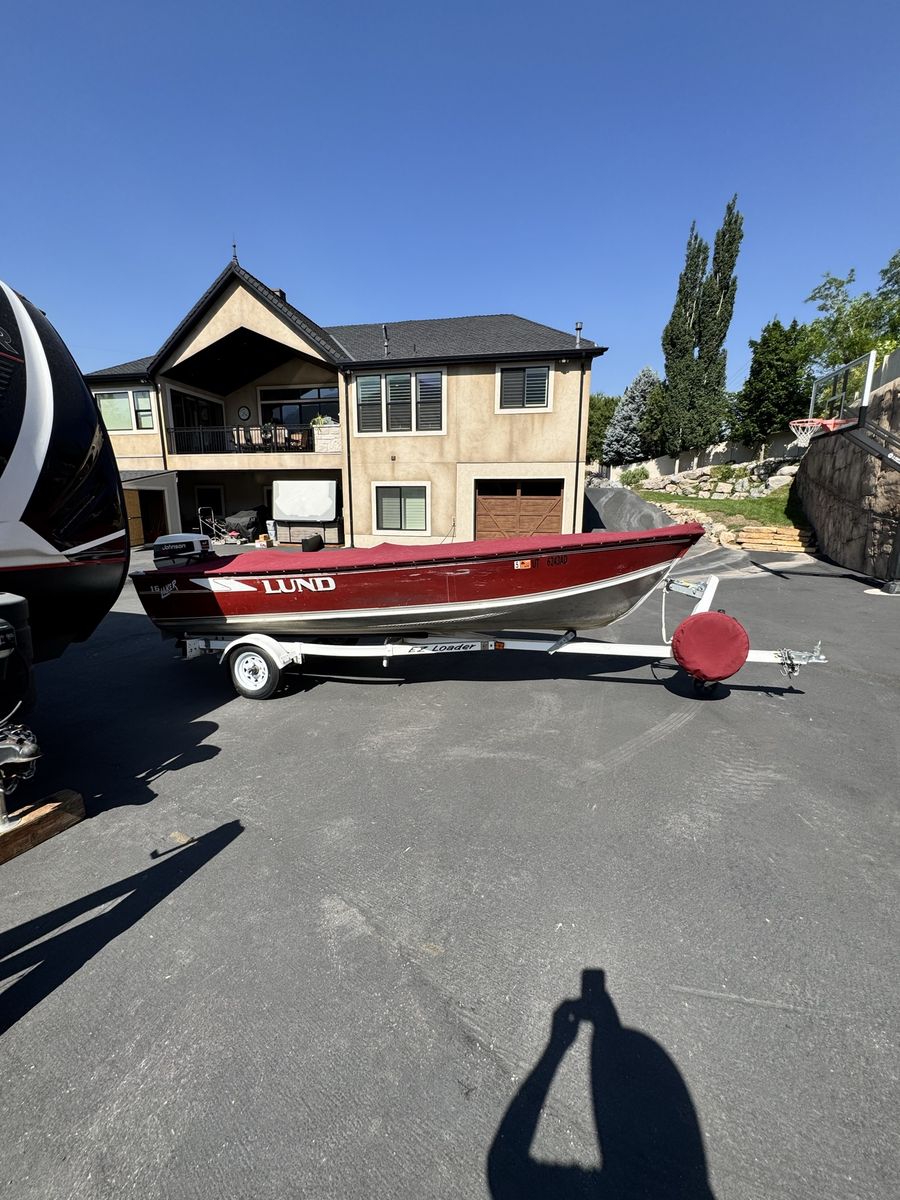 1994 Lund Aluminum Fishing Boat w/ 40HP Johnson Motor, Hydraulic Lift, Fish Finder & New Trailer Tires