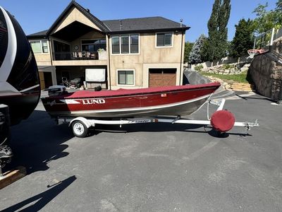 1994 Lund Aluminum Fishing Boat w/ 40HP Johnson Motor, Hydraulic Lift, Fish Finder & New Trailer Tires